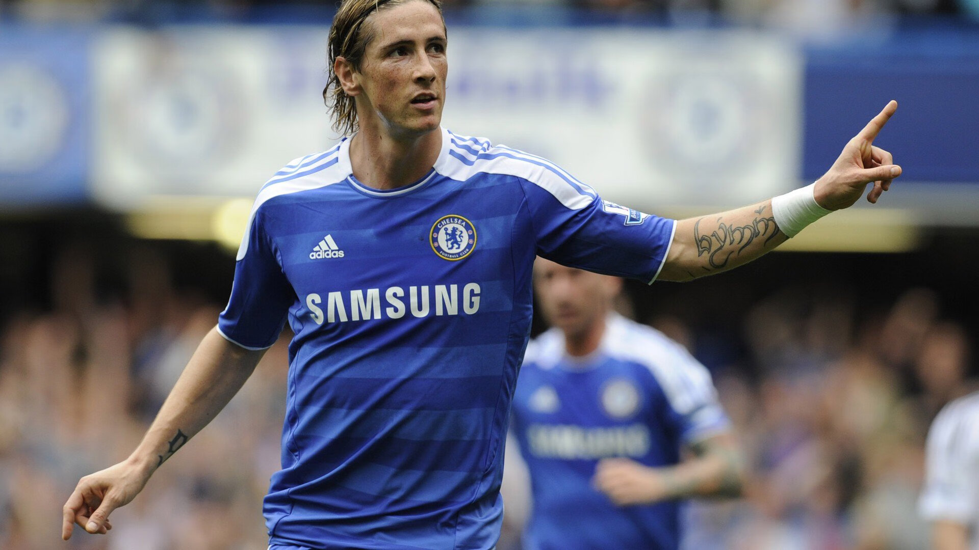 赛季末，他在比赛最后几秒投中“惊天远投”，带领球队逆袭成功！